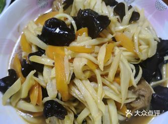 胡萝卜炒炒本地茭白，加点肉汁是关键