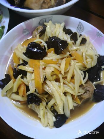 胡萝卜炒炒本地茭白，加点肉汁是关键