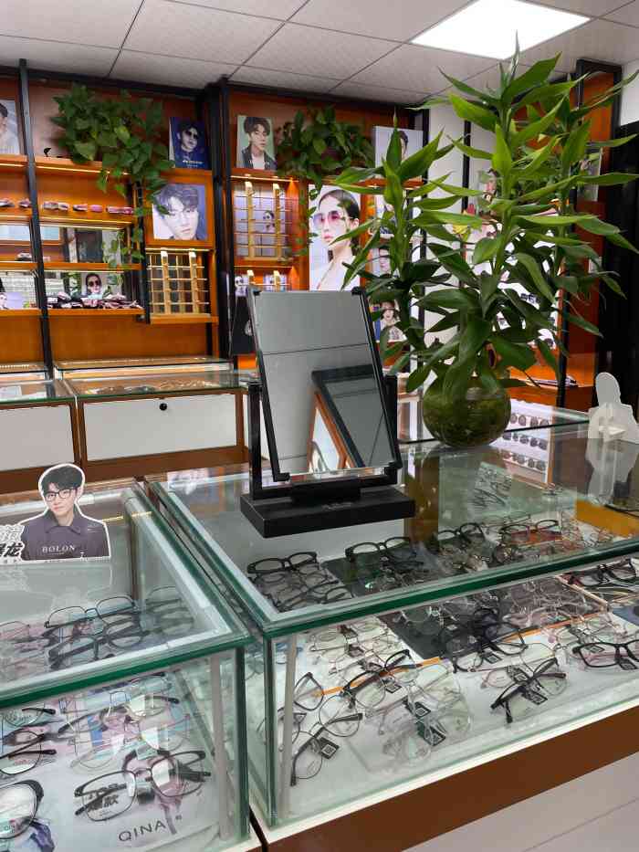 童氏眼镜全国连锁(吉祥村店)-"从文艺西路的一一面馆出来后,我们便在