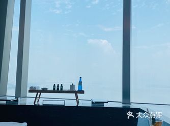 游泳池，日本餐厅和长廊酒吧都无一不显示出