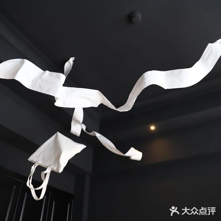 打开【榛果民宿】或【美团】APP