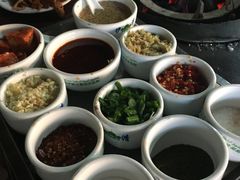 制作沾水的调料-朝伟清真铜瓢牛肉馆(三十年老·店)