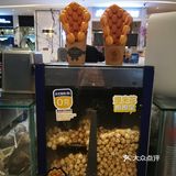 桃花漂露气，波中含烟翠～