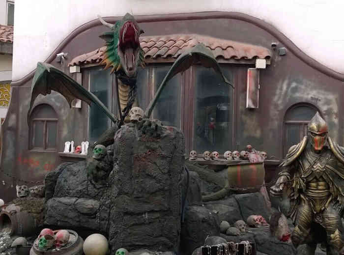 是悬挂式的过山车,真是吓死人了.