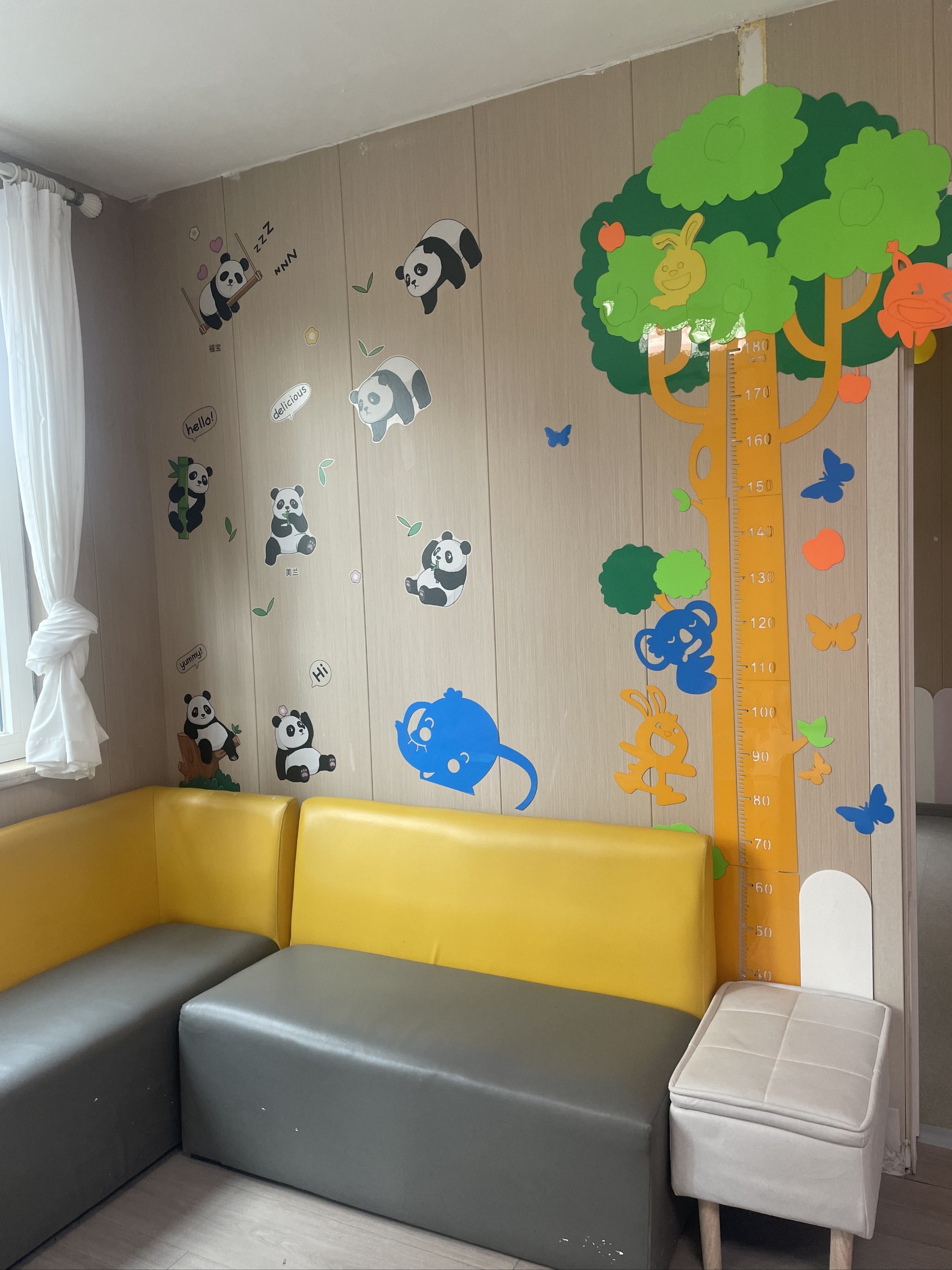 走进这家小儿推拿店,温馨的卡通墙绘瞬间抓