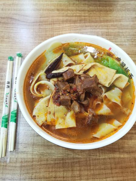 鹿盟板面牛杂面-"[薄荷]环境: 店里布局不太喜欢,中间一.