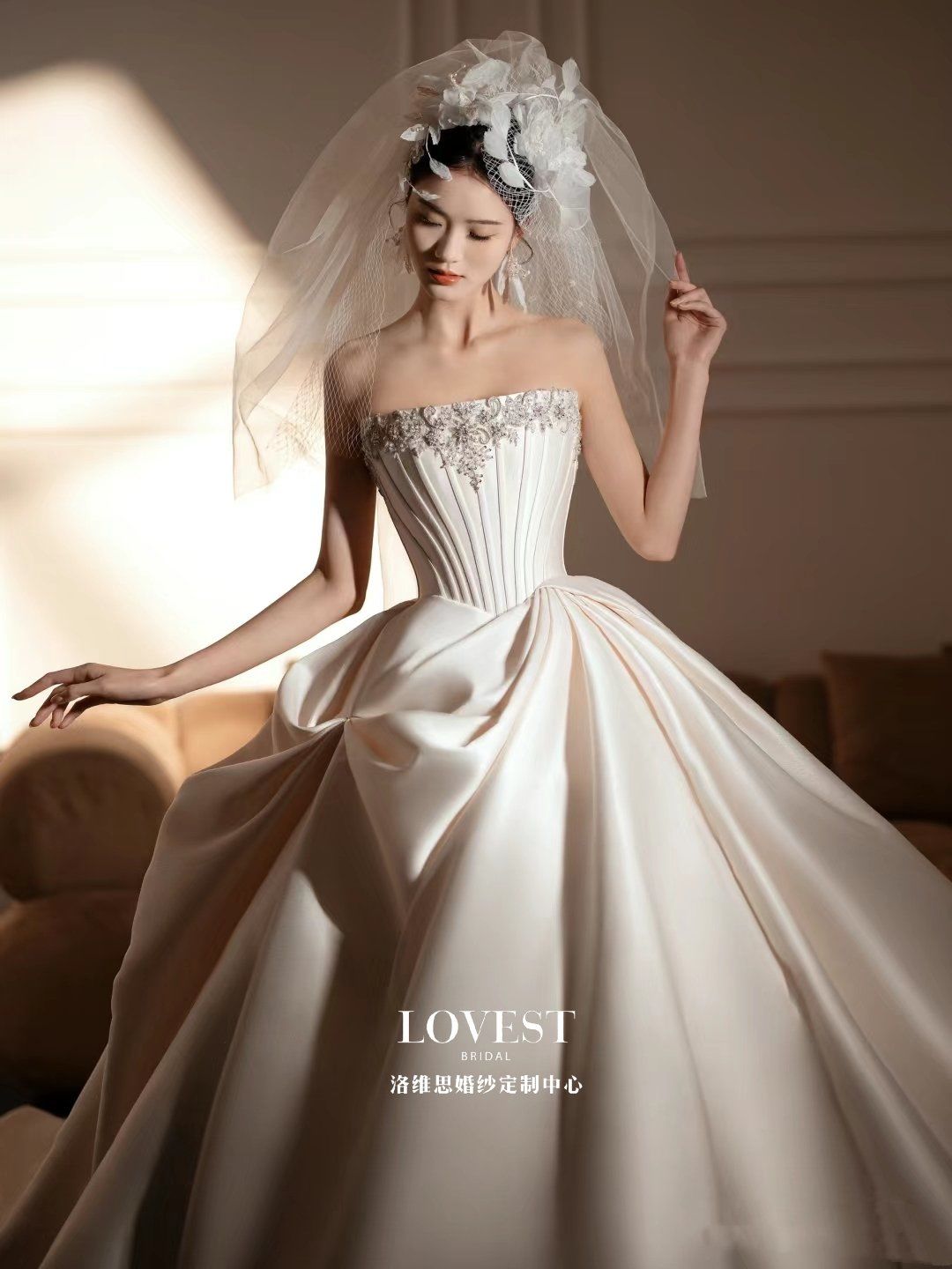 气质抹胸缎面婚纱