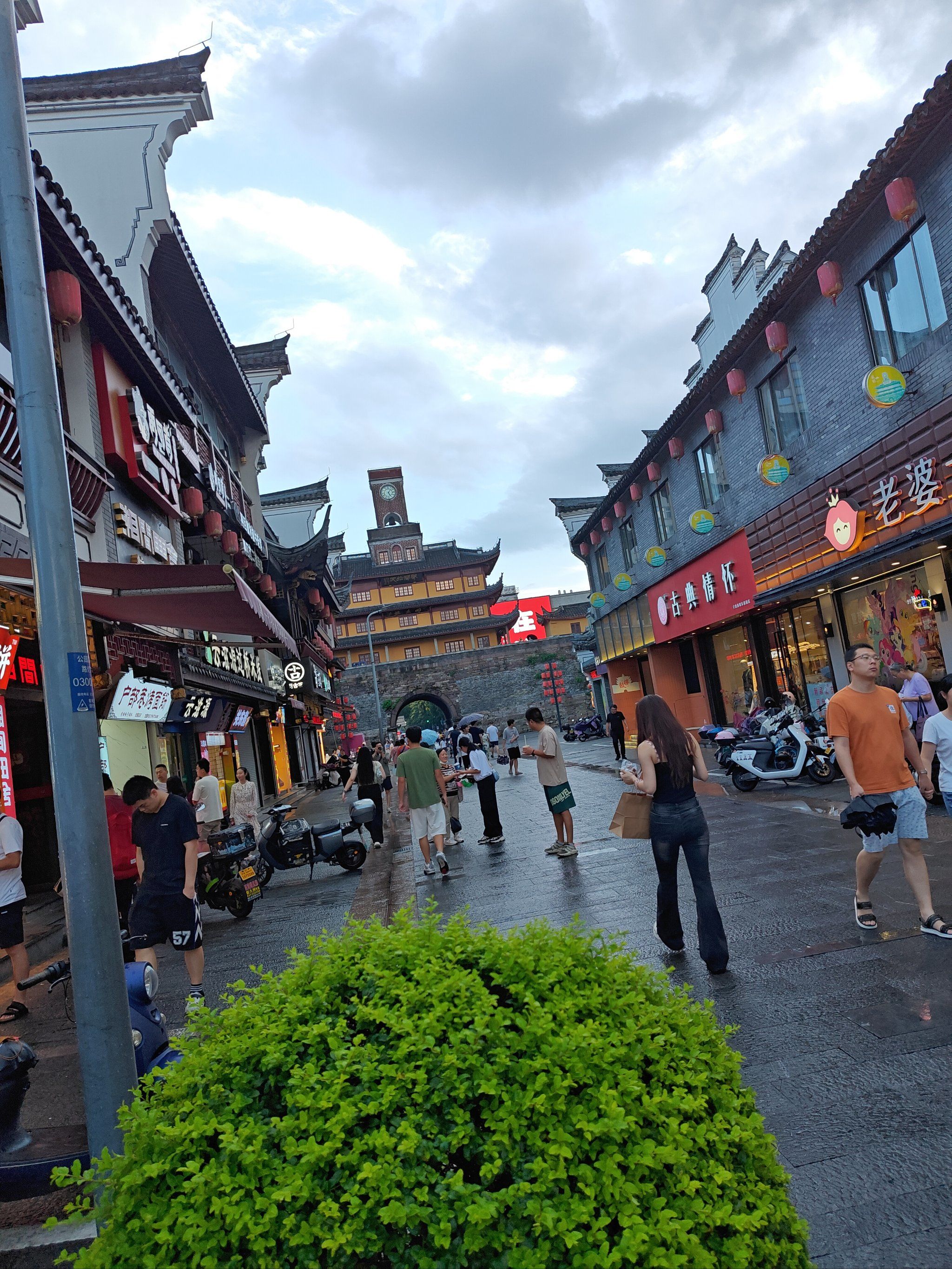 商业街的热闹时光