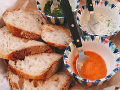 三种酱配酸面包-Mesa Madre梅萨妈妈·Bintana(国贸店)