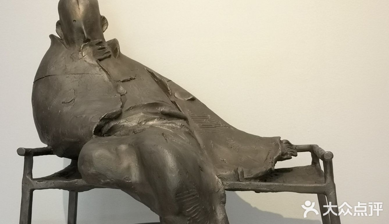 苏州博物馆馆身以灰白两色为主