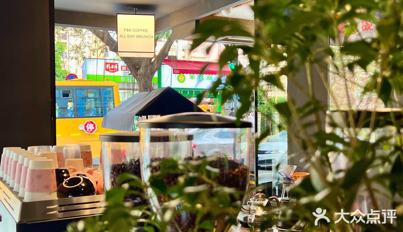 廣州 | 在紅綠燈🚥間の咖啡新店，竟然還賣花💐