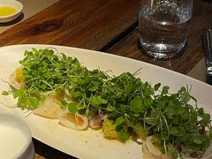 温海鲜色拉配牛油果-Carbon莫卡哆·意大利复古集市餐厅(杭州大厦店)