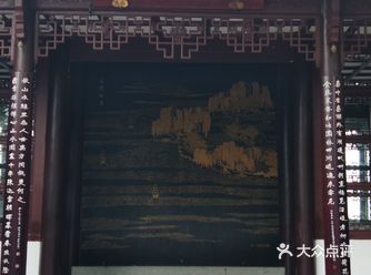 现在的西湖同于过往，但现在的西湖与商圈相结合