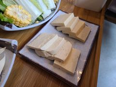 豆腐双拼-毛辣果·贵州红酸汤牛肉火锅(西单店)