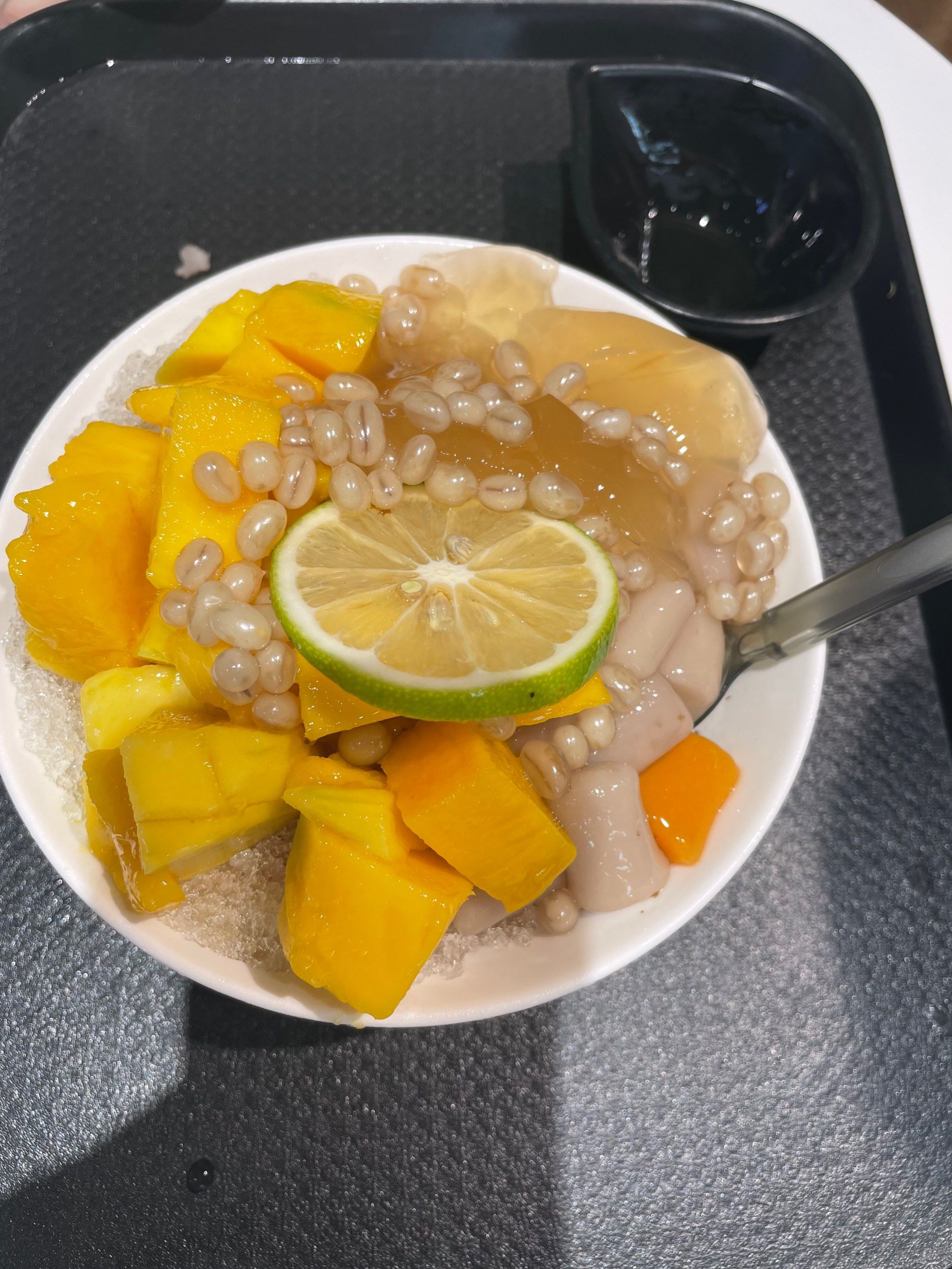 今天来尝尝,鲜芋仙的柠檬爱玉冰,鲜甜的大块芒果,软滑q弹的爱玉冻