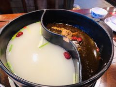 鸳鸯锅-亿诣蝎府炸酱面羊蝎子火锅(酷车小镇店)
