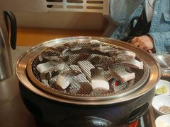 -围炉肉舍•炭烤活鳗•丹东海鲜烤肉(步行街店)