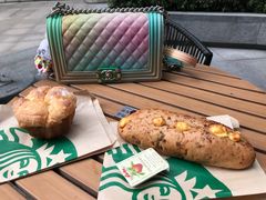 核桃提子软法面包+布里欧面包-星巴克臻选(南京艾尚天地店)