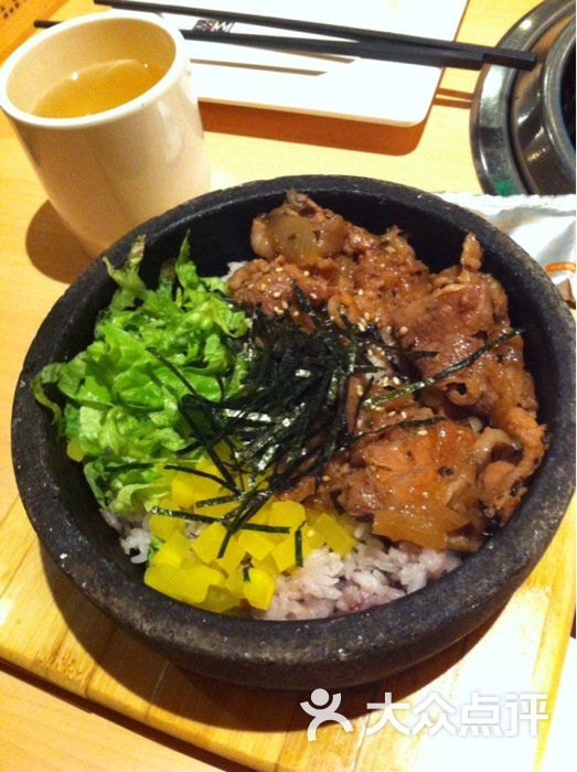 黑胡椒肥牛石锅拌饭