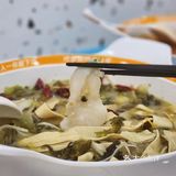 酸菜鱼双拼，味道真的好好。一份才20来块钱。