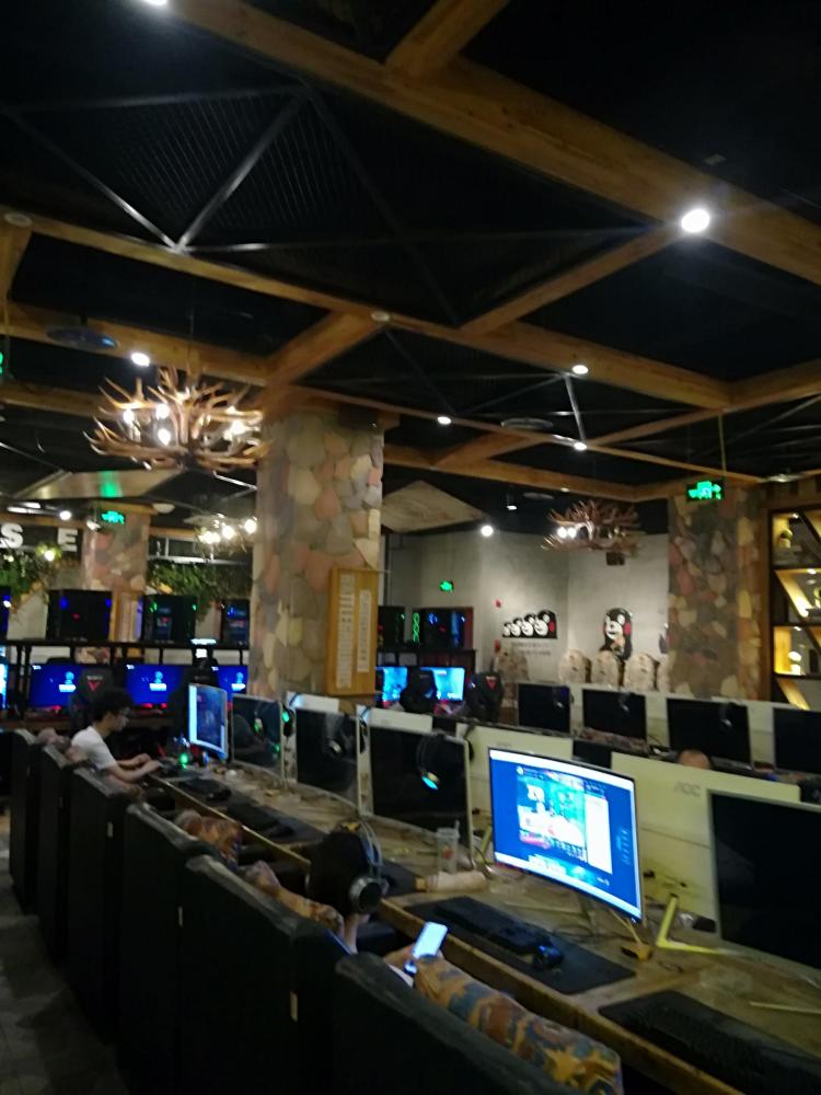 爱情海网吧-"炎炎夏日酷暑难耐呆学校周边还是呆网吧最凉.