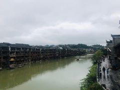 -临江餐馆二楼美食部落