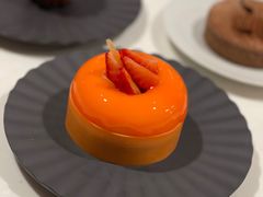 葡萄柚草莓萨伐仑松饼-潮一不贰·法式甜品·生日蛋糕·西式简餐(外滩店)