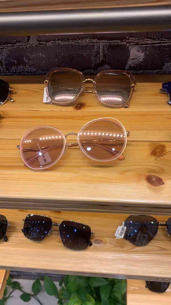 一代眼镜(大拇指广场店)-"戴惯了日抛的人 隐形用的很快 跟小伙伴逛.