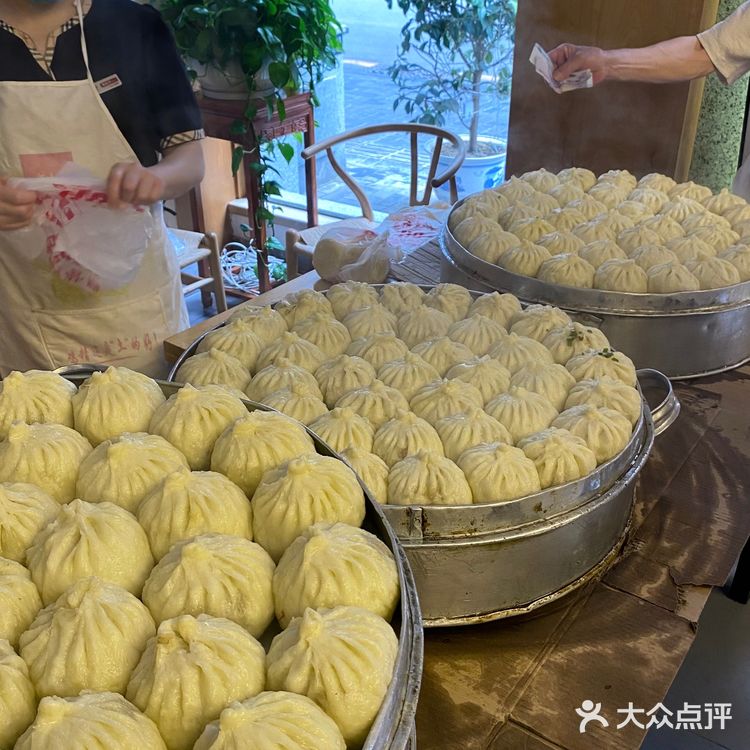 本地人排队打包买,一个就3两的肉馅大包