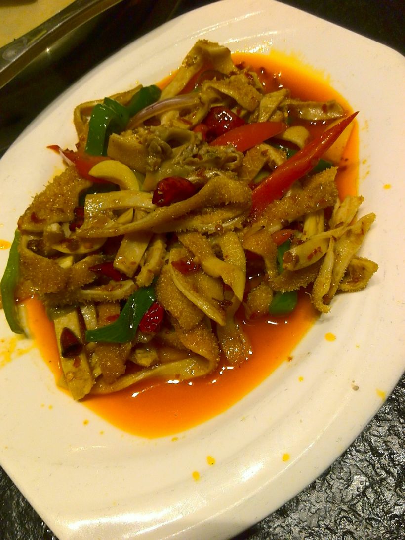 火爆羊肚:羊毛肚火候把握的很好,脆爽可口.