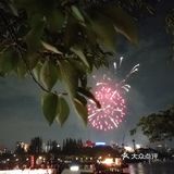 我是开始的时候听到声音循着找过去，现场人山人海