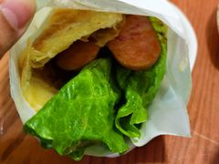 鸡蛋灌饼卷烤肠-甲乙饼·北京手工肉饼(西直门凯德茂店)
