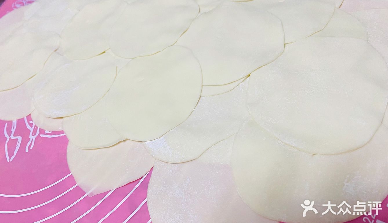 每个饺子皮中间放入肉末，大拇指按住一个方向打折成一圈