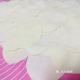 每个饺子皮中间放入肉末，大拇指按住一个方向打折成一圈