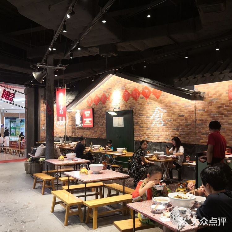 谢光头应该算是长沙菜的老字号了，正好在步行街这边逛街