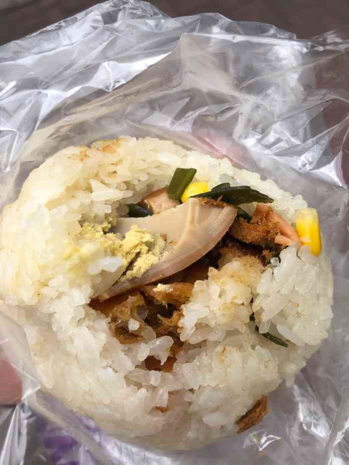 秋英饭团位于福州四中旁停车不方便店铺不大但名声在外应该是福州做