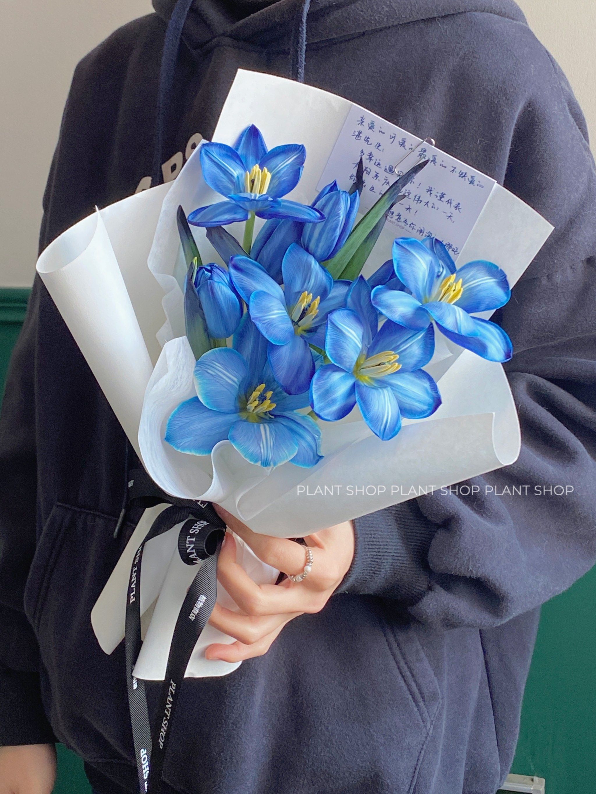 午夜蓝紫色郁金香花束