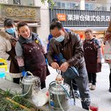 偶遇挑挑肥肠，简直就是下饭神器