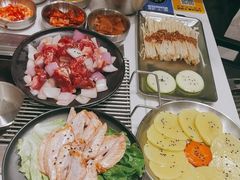 -山野的朋友露营炭火烤肉