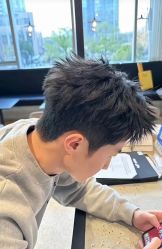 -一家只做男发烫染的店