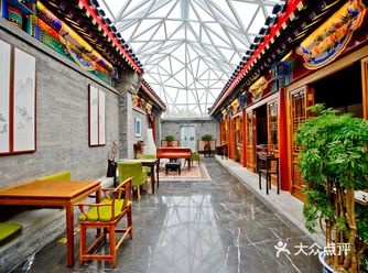 这在古城老院已是常态。人们冲着四合院的环境