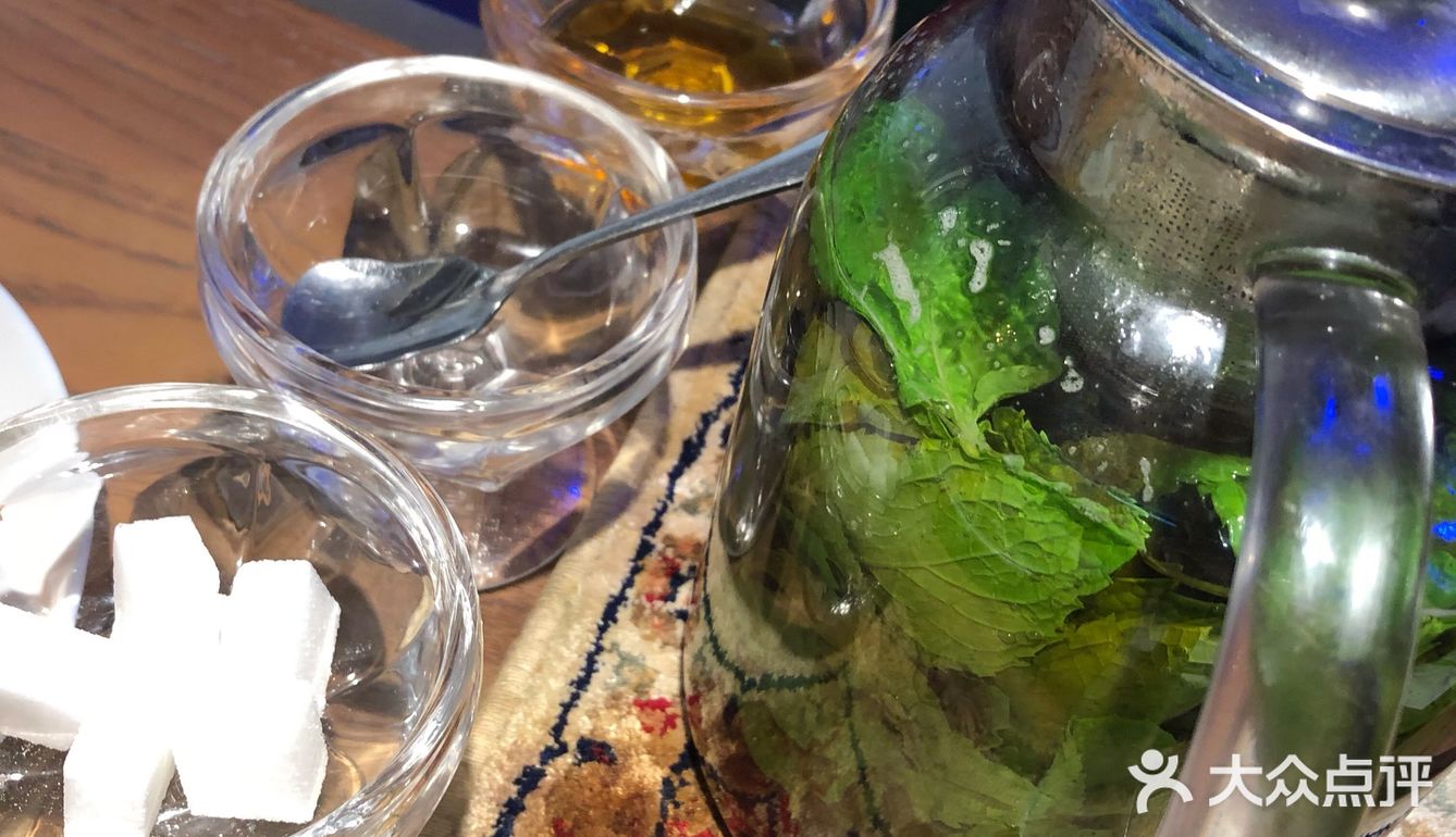 深圳的特色新疆菜大盘鸡羊肉串薄荷茶边吃边看民族舞蹈