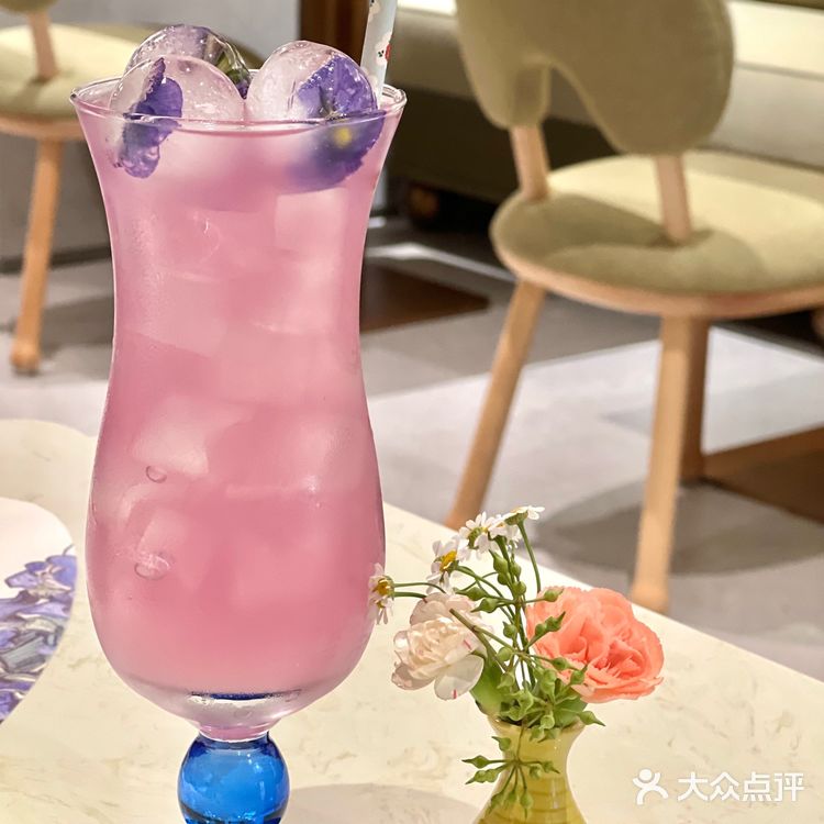 在花丛中吃一顿西餐是什么体验 恒隆五楼新开的西餐厅环
