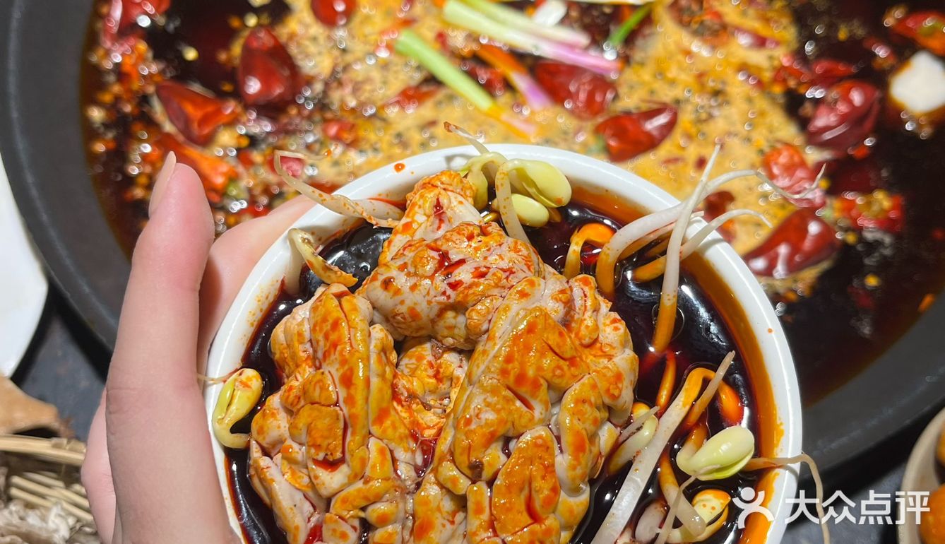 做了一辈子火锅的张孃孃，开了家招牌红彤彤的野火锅