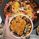 做了一辈子火锅的张孃孃，开了家招牌红彤彤的野火锅