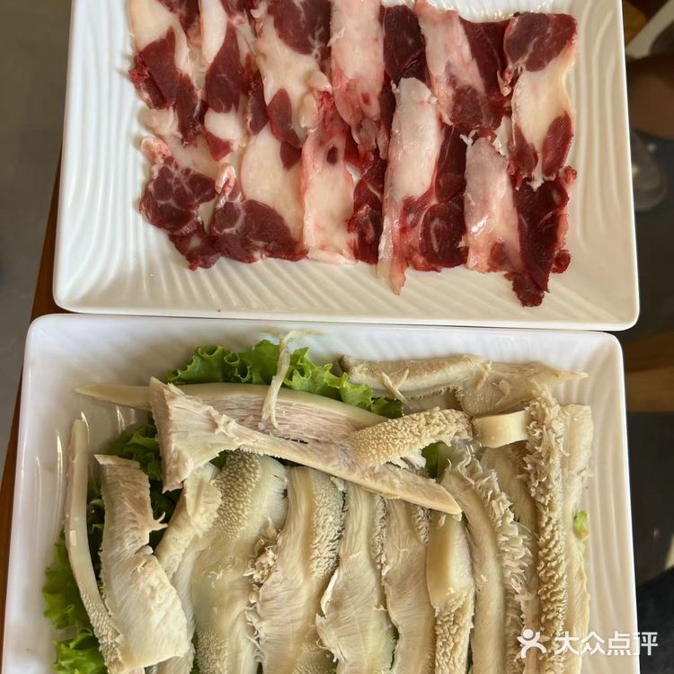 快来品尝独特的牦牛肉火锅吧！这里的牦牛肉来自高原