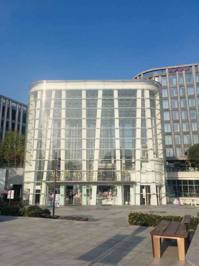 玻璃宫艺术书局(虹桥·协信中心店)-"玻璃宫艺术书局,整体为玻璃幕墙