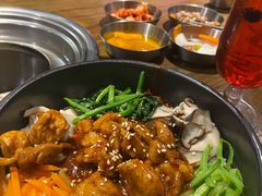 鸡腿肉石锅拌饭-·缸桶屋·韩式牛肋条自助烤肉(西湖D11店)