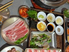 -围炉肉舍•炭烤活鳗•丹东海鲜烤肉(步行街店)