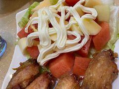 炸鸡翼配鲜果沙律-九龙湾茶餐厅(东门店)
